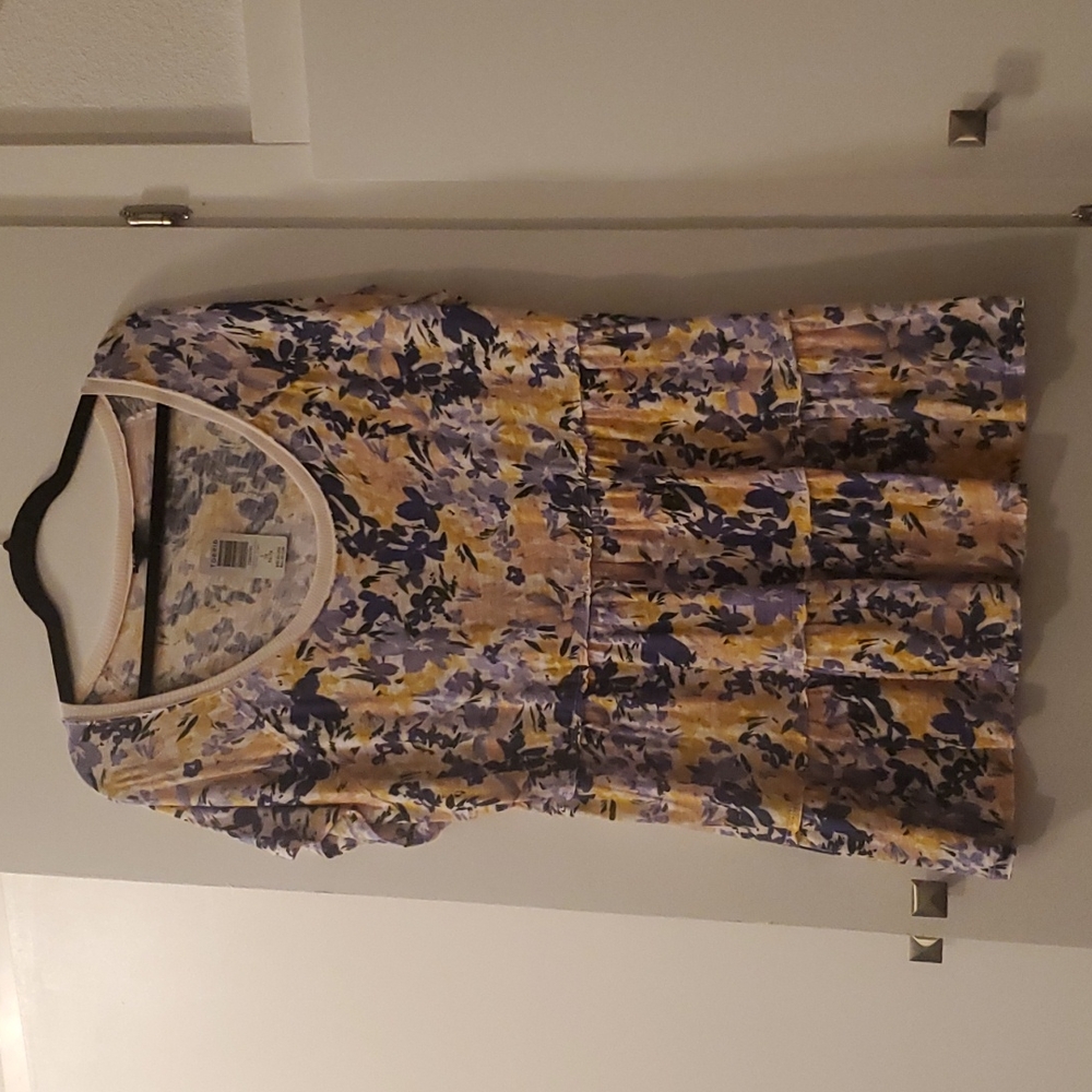 Torrid top size 1X yellow &  purple with flowers